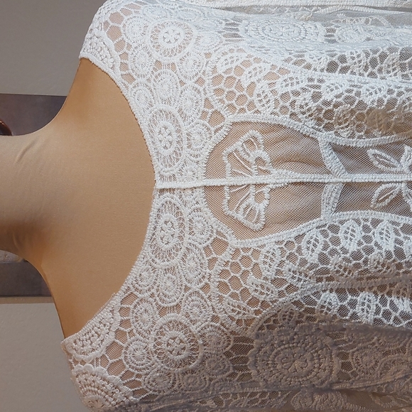 Beautiful all lace top. Long sleeves. No label or size.M. Pre-owned great con. - Picture 6 of 6